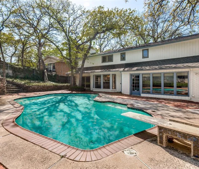 905 Live Oak Lane, Arlington TX 76012