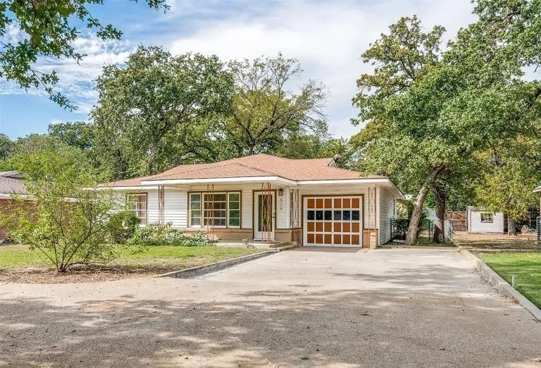 529 Roberts Cut Off Road, River Oaks TX 76114