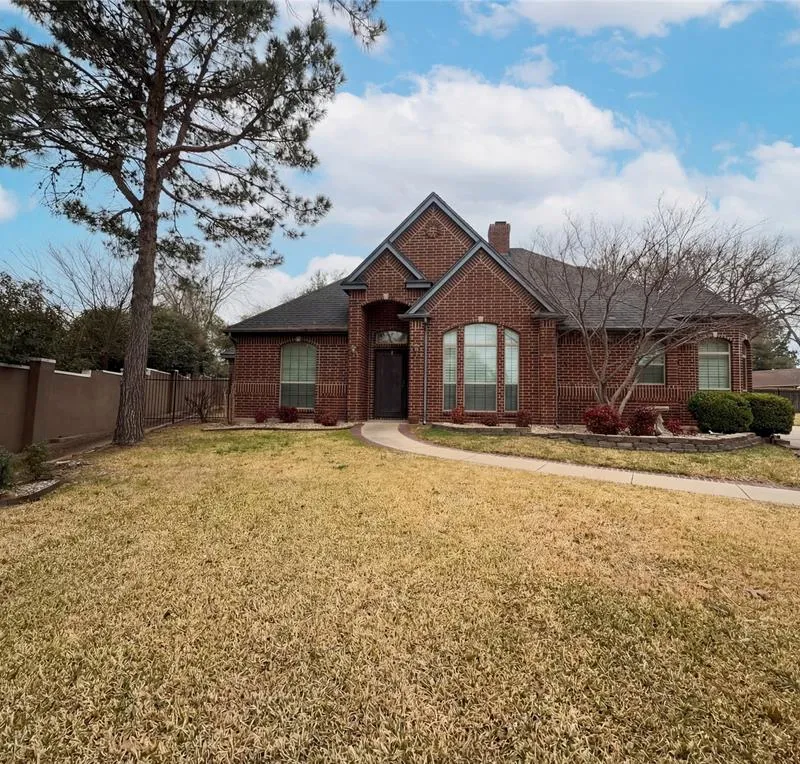 2101 Royal Dominion Court, Arlington TX 76006