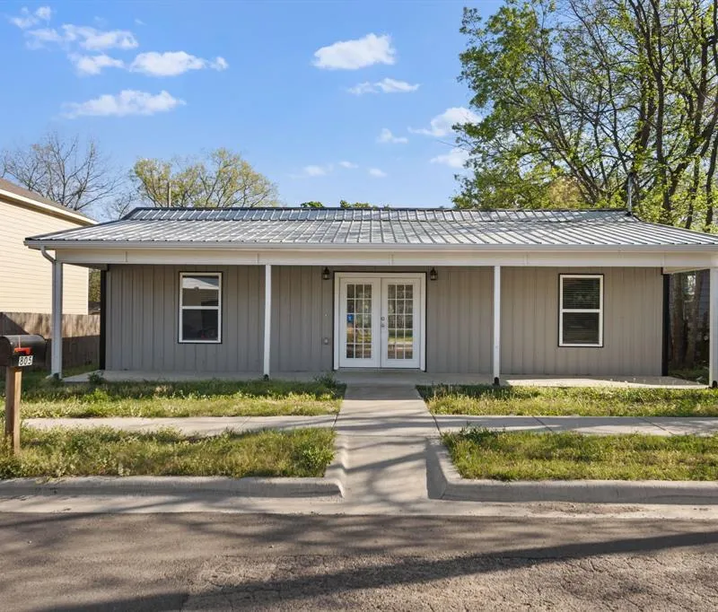 805 S 4th Street, Bonham TX 75418