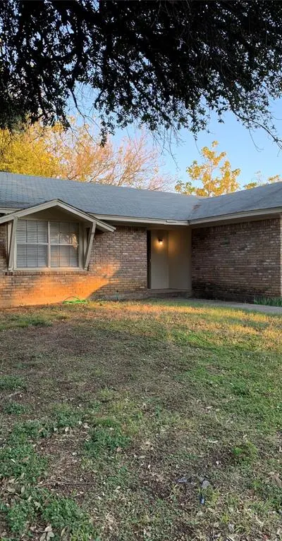 5410 Kings Manor Drive, Lake Dallas TX 75065 - Photo 2