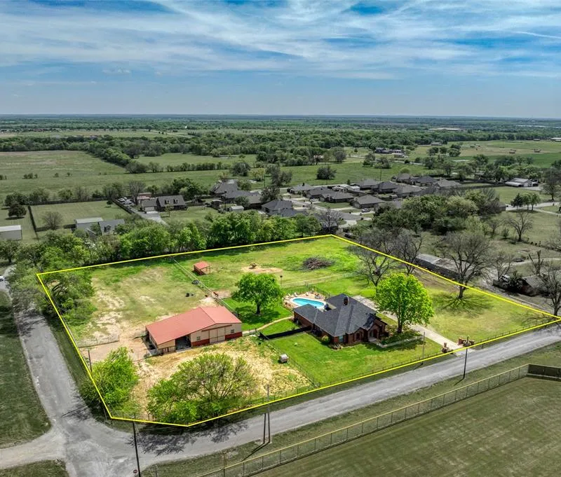 501 N Van Zandt Street, Tioga TX 76271