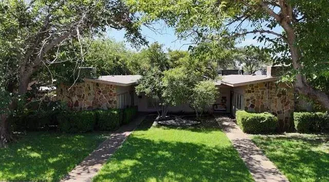 13422 Blossomheath Lane, Dallas TX 75240