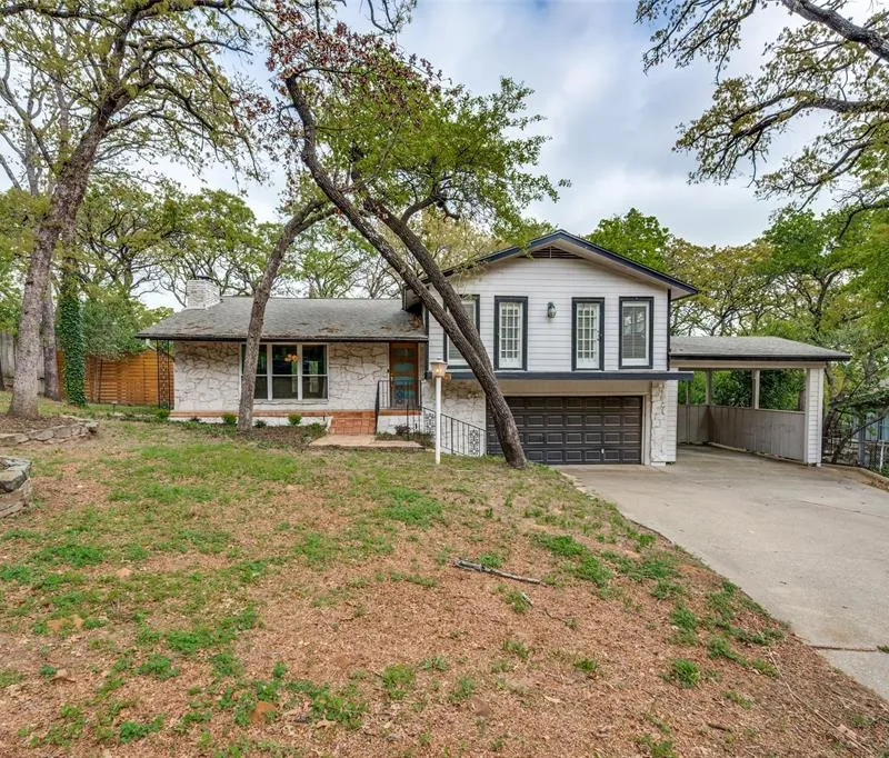2705 Black Oak Lane, Arlington TX 76012
