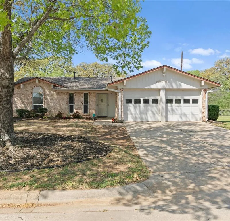 201 Bluebird Circle, Denton TX 76209