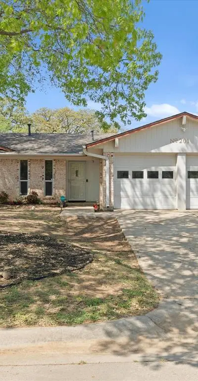 201 Bluebird Circle, Denton TX 76209