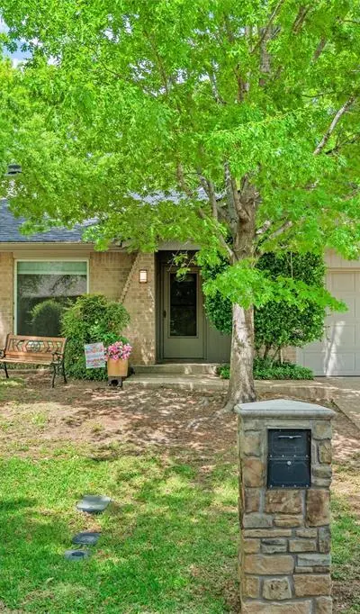 711 Hinsdale Drive, Arlington TX 76006 - Photo 2