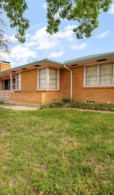 2000 Standifer Street, Fort Worth TX 76164 - Photo 3