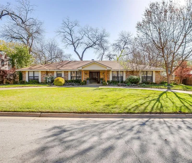 1205 Shady Creek Drive, Euless TX 76040