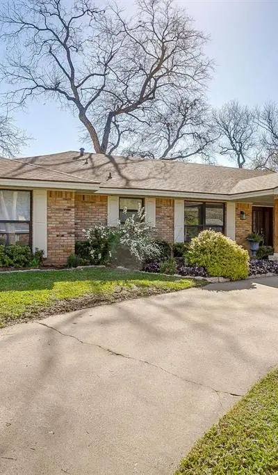 1205 Shady Creek Drive, Euless TX 76040 - Photo 3