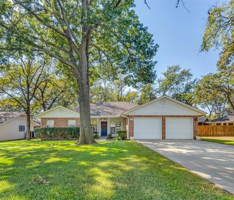 120 Modoc Trail, Lake Kiowa TX 76240