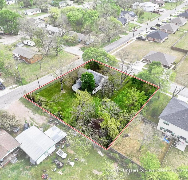 619 Thomas Street, Bonham TX 75418