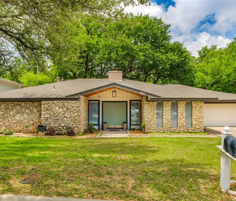 1209 Wade Drive, Bedford TX 76022