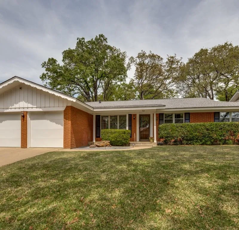 712 Joanna Drive, Hurst TX 76053