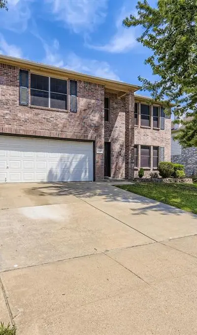 7107 Chambers Creek Lane, Arlington TX 76002 - Photo 3
