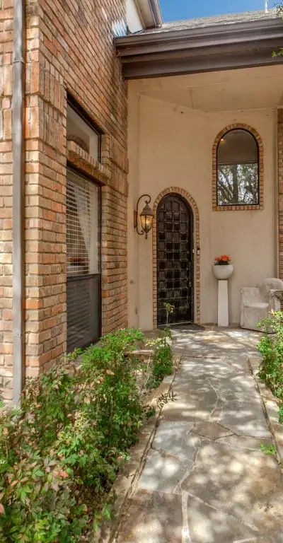 6205 Twin Oaks Circle, Dallas TX 75240 - Photo 2