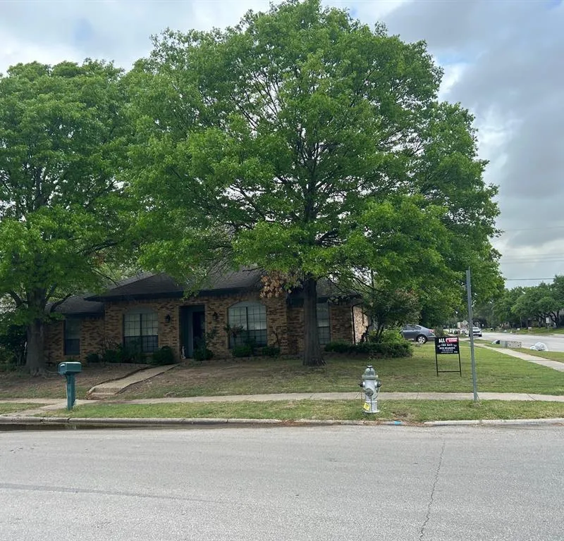 3901 W Country Club Drive, Irving TX 75038