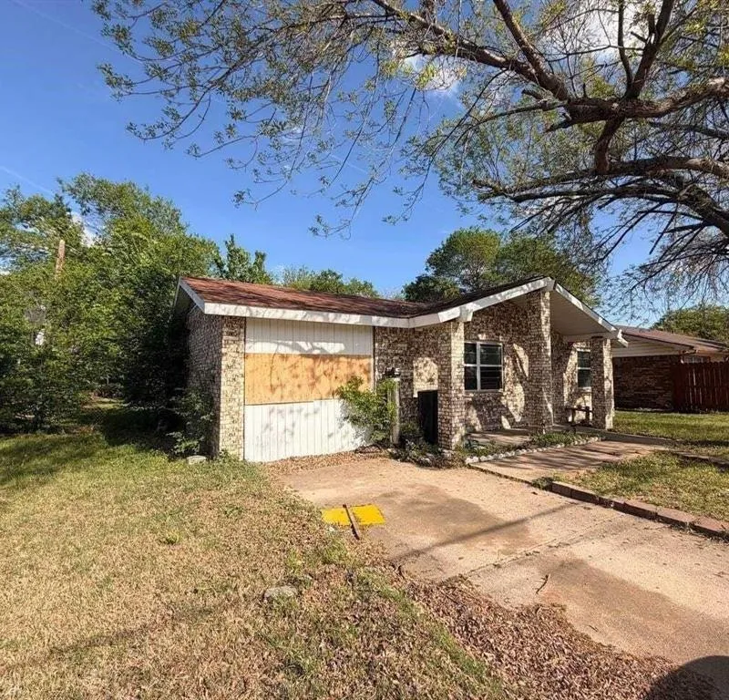 1814 SE 14th Street, Grand Prairie TX 75051