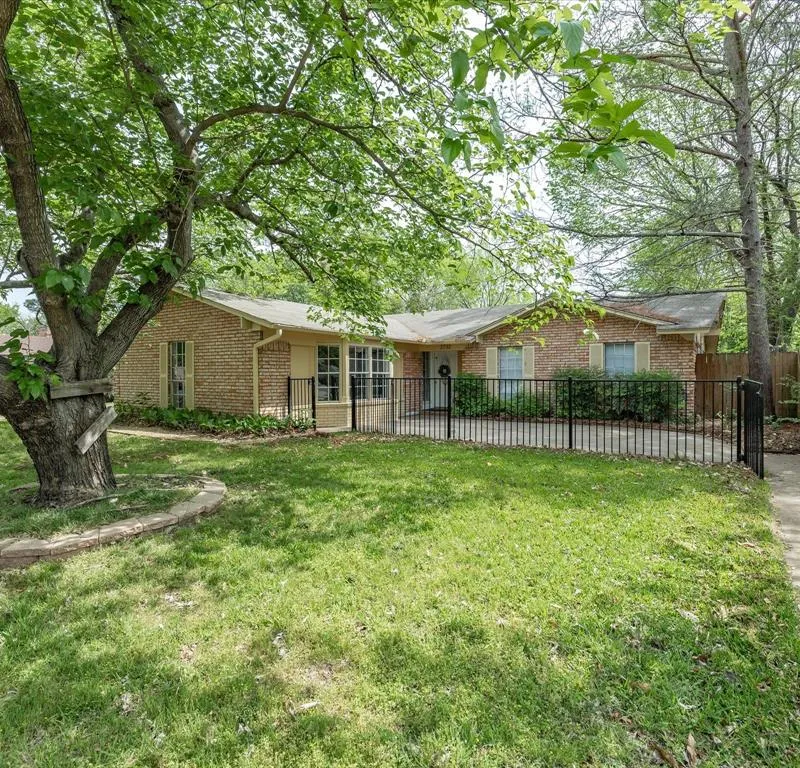 2732 Foxcroft Circle, Denton TX 76209