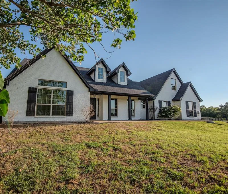 142 Lakeside Drive, Lipan TX 76462