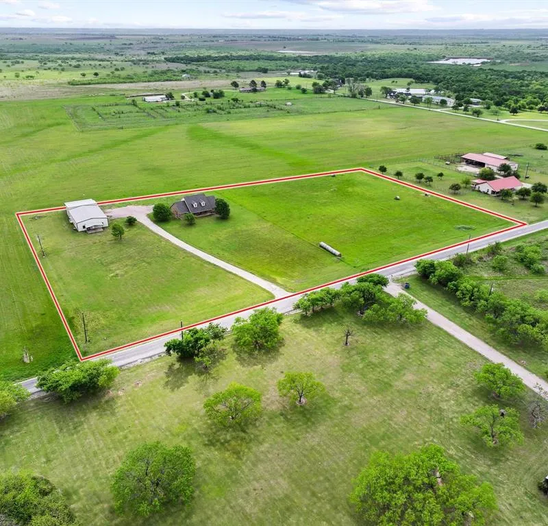 386 Scoggins Road, Tioga TX 76271
