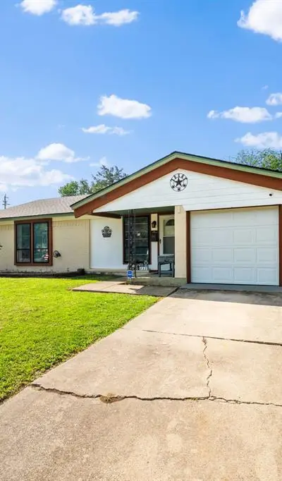 333 Sparks Street, Grand Prairie TX 75051 - Photo 2
