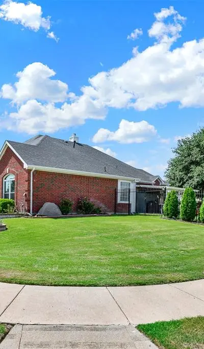409 Jennifer Lane, Arlington TX 76002 - Photo 2