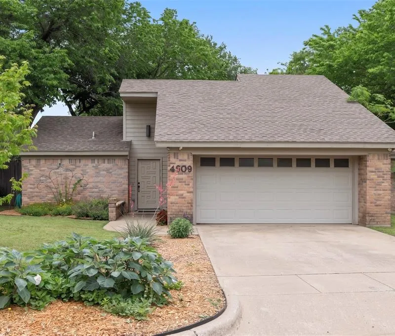 4909 Queen Court, Fort Worth TX 76103
