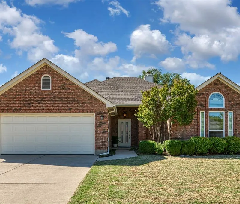 1057 Springwood Drive, Saginaw TX 76179