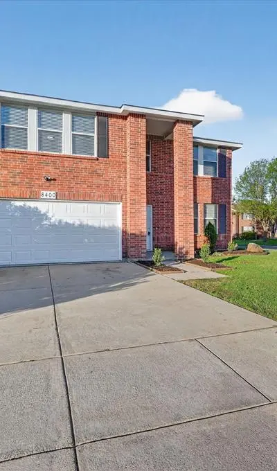 8400 Vinetree Drive, Arlington TX 76002 - Photo 2
