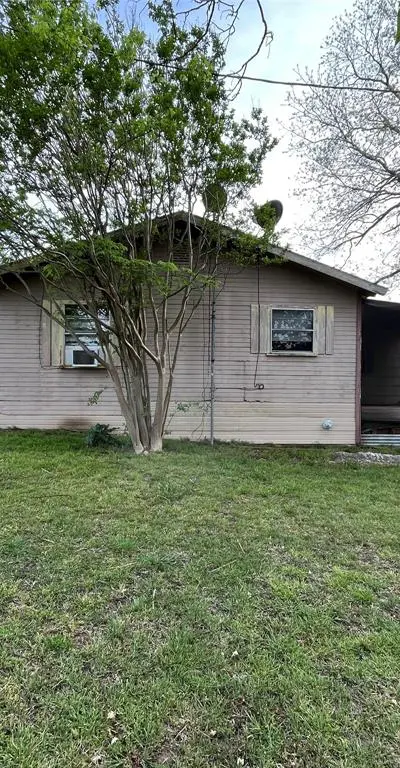 320 S Manson Street, Wolfe City TX 75496 - Photo 3