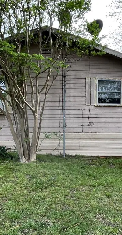 320 S Manson Street, Wolfe City TX 75496 - Photo 4