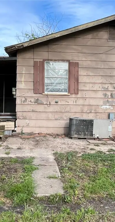 320 S Manson Street, Wolfe City TX 75496 - Photo 5