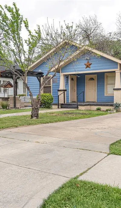 2218 Lincoln Avenue, Fort Worth TX 76164 - Photo 2