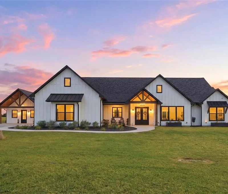 1726 County Road 1255, Savoy TX 75479