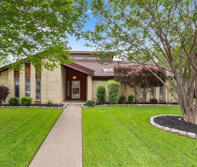 1617 Westridge Drive, Hurst TX 76054