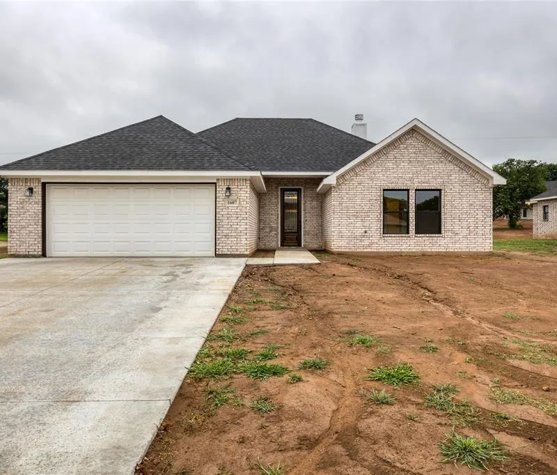 1607 W College Street, Jacksboro TX 76458