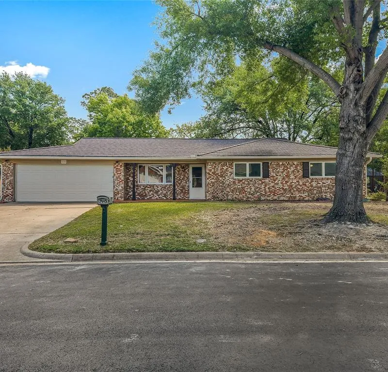 220 Cooper Drive, Hurst TX 76053