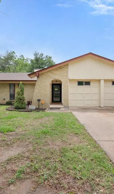 802 Crest Oak Court, Arlington TX 76012