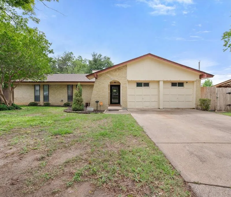 802 Crest Oak Court, Arlington TX 76012