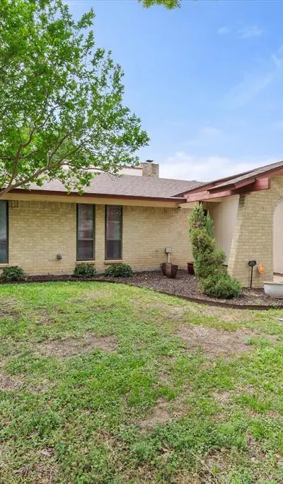 802 Crest Oak Court, Arlington TX 76012 - Photo 2