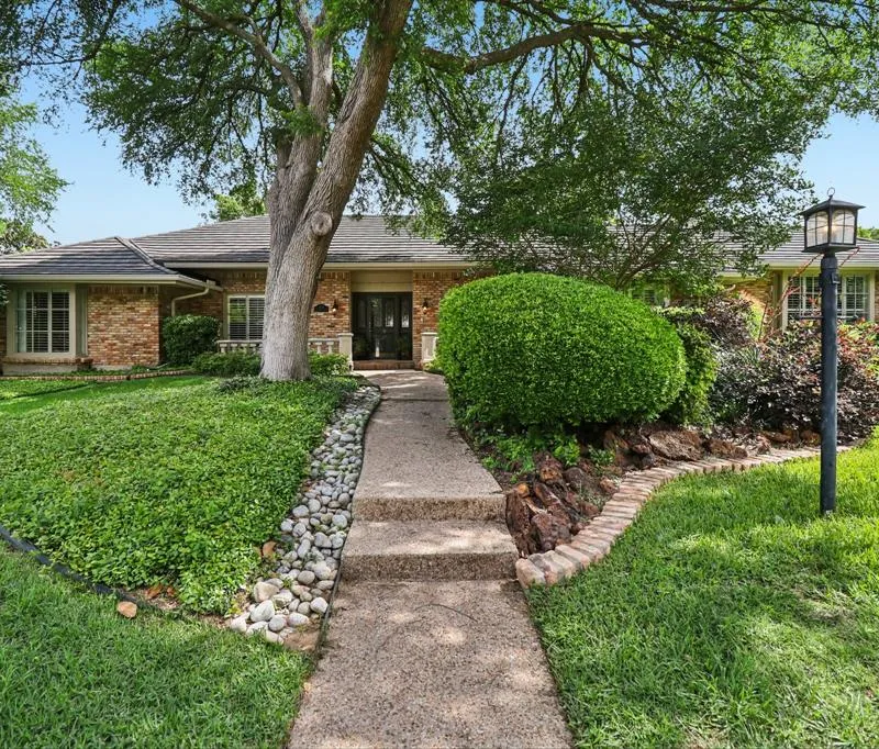 1015 Crowley Road, Arlington TX 76012