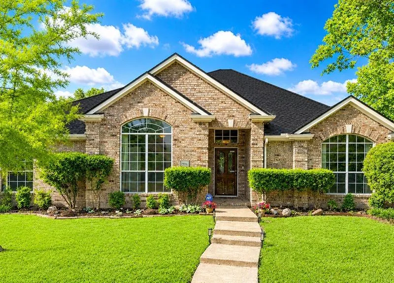 1906 Walnut Hill Drive, Rowlett TX 75088
