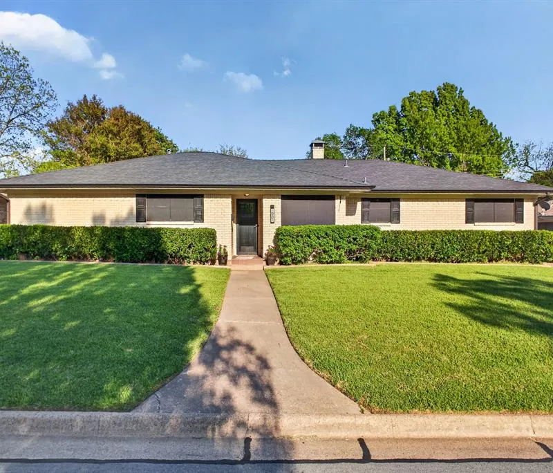 1907 Wes Hardin Circle, Bonham TX 75418