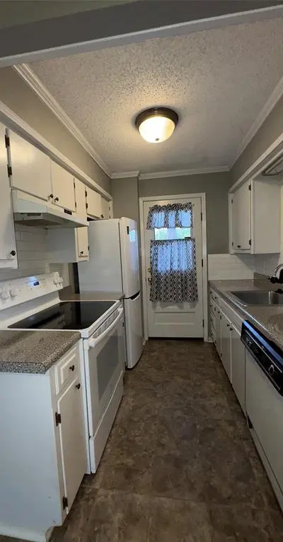 404 Hollyhill Lane # 404, Denton TX 76205 - Photo 3