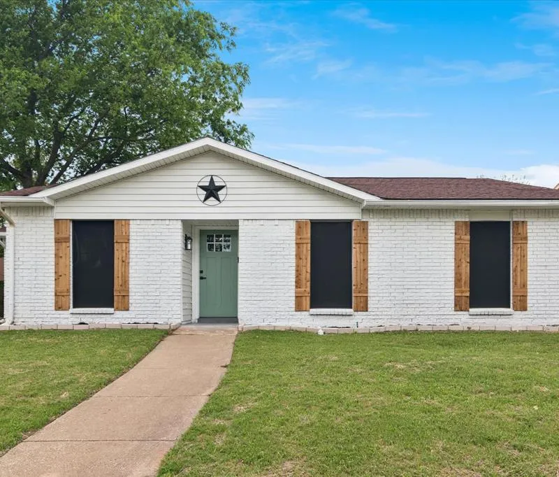 7426 Cloverglen Drive, Dallas TX 75249