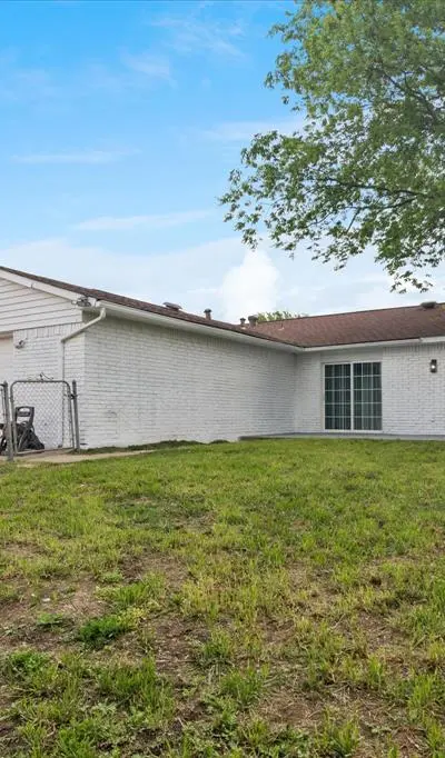 7426 Cloverglen Drive, Dallas TX 75249 - Photo 4