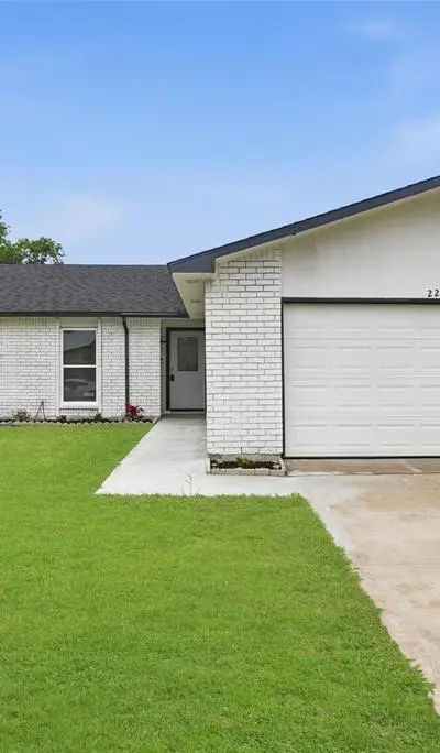 2221 Pennington Drive, Arlington TX 76014 - Photo 3