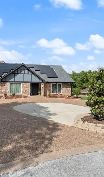 6155 Highwoods Court, Fort Worth TX 76112 - Photo 2