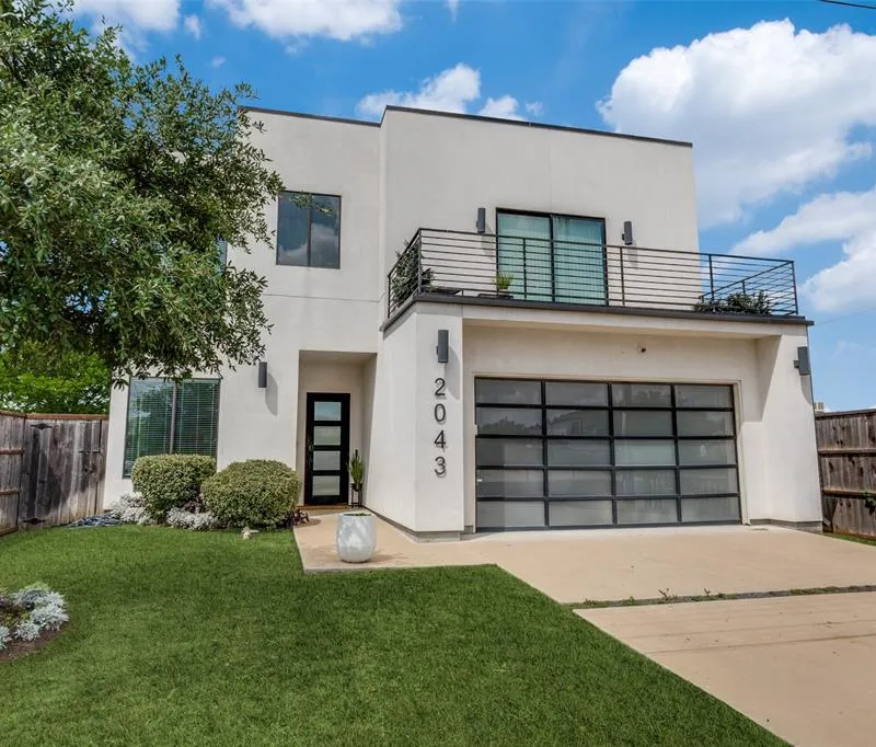 2043 Canada Drive, Dallas TX 75212